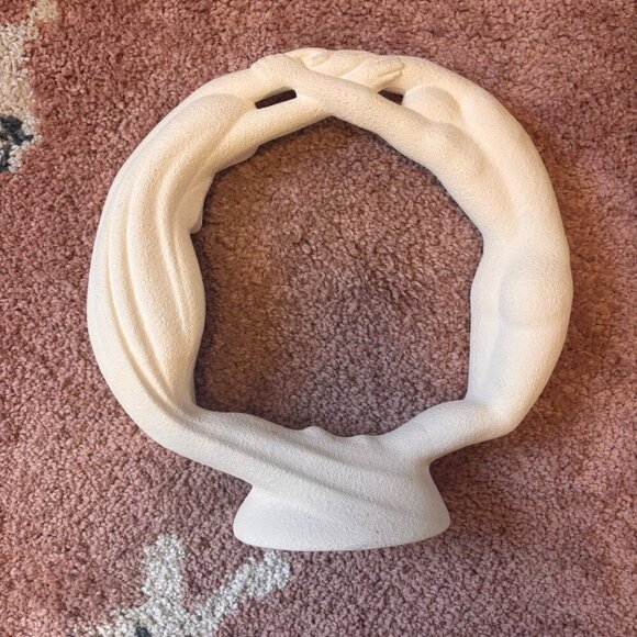 VINTAGE WHITE TEXTURED HAEGER ETERNITY “CIRCLE OF LOVE” STATUE HAEGER STICKER - Picture 2 of 3